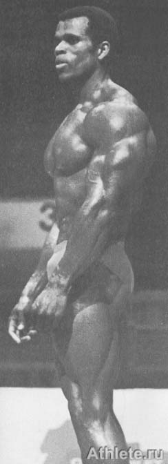 У Сержа Нюбре мощные, плотные трицепсы, поэтому его руки выглядят массивными, даже когда он стоит в расслабленной позе.